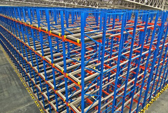 Empuje hacia atrás el estante